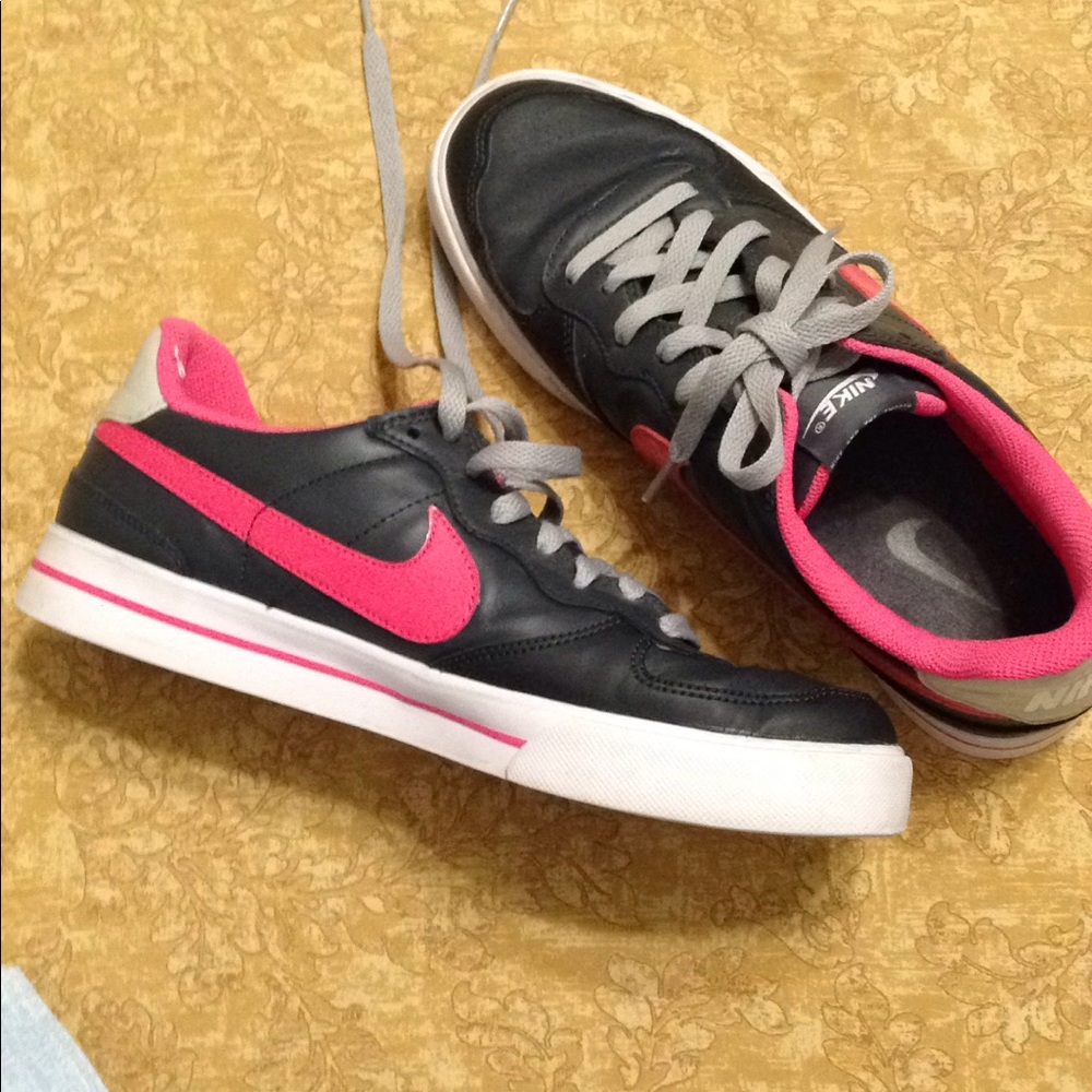 Nike Tennis Shoes